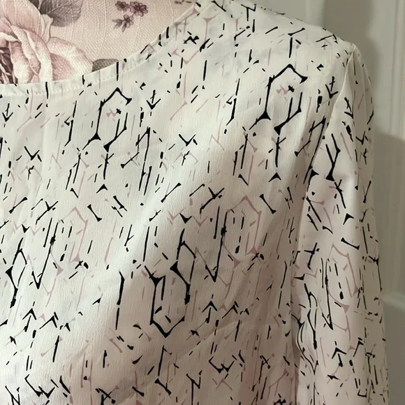 Apt 9 blouse lightweight new no tags - Picture 2 of 4